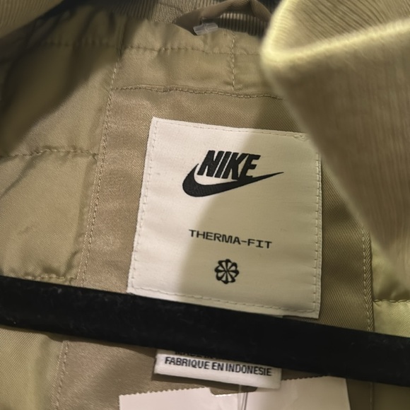 Nike NSW Therma Fit Oversized Bomber Puffy Jacket Quilted Satin Olive - Picture 8 of 10